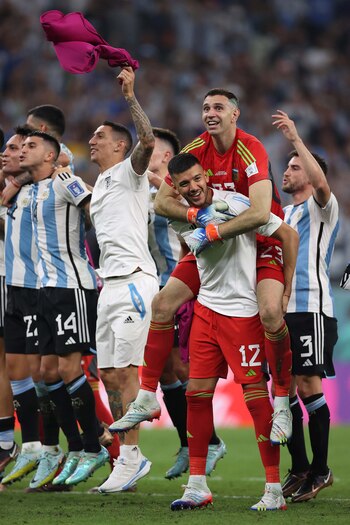 Dibu Martínez celebra junto a