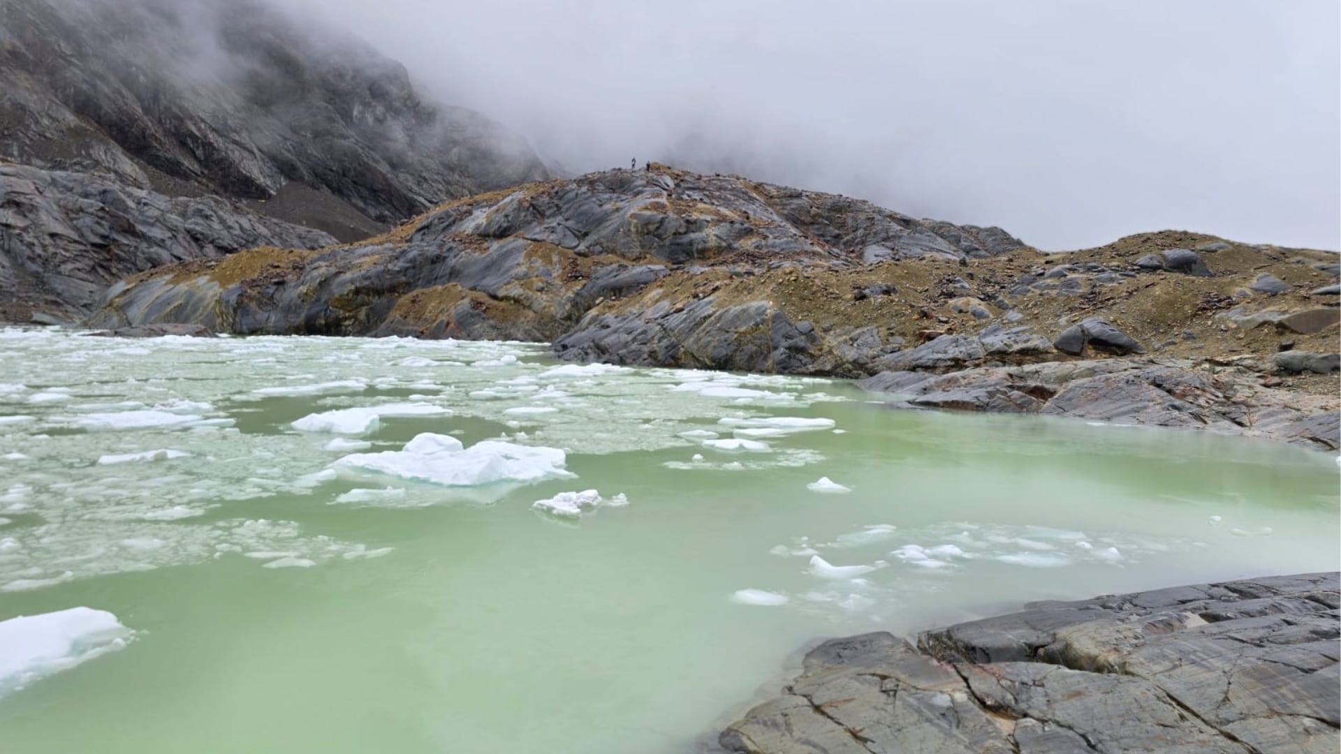 El Gobierno Regional de Cusco advirtió sobre el riesgo de desborde en la laguna Huayanay, ubicada en Ollantaytambo, debido al aumento de su volumen por el deshielo del glaciar. Técnicos y especialistas recomiendan fortalecer el monitoreo y las acciones de prevención para evitar daños a comunidades y cultivos aguas abajo.| Gobierno Regional de Cusco