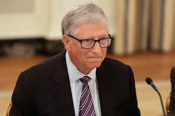 La frase de Gates resume una posición que cobra especial peso en un momento en que tablets, plataformas digitales y asistentes de IA compiten por instalarse en las aulas.
(AP Foto/Alex Brandon)