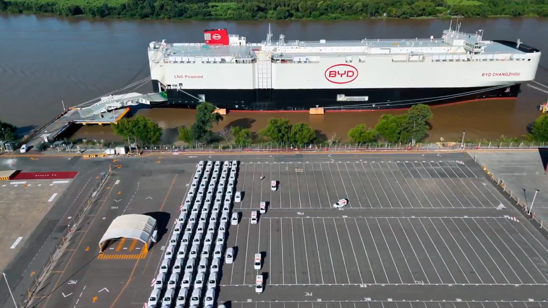El buque de la automotriz china BYD que descargó hace pocos días 5.600 autos importados desde el gigante asiático