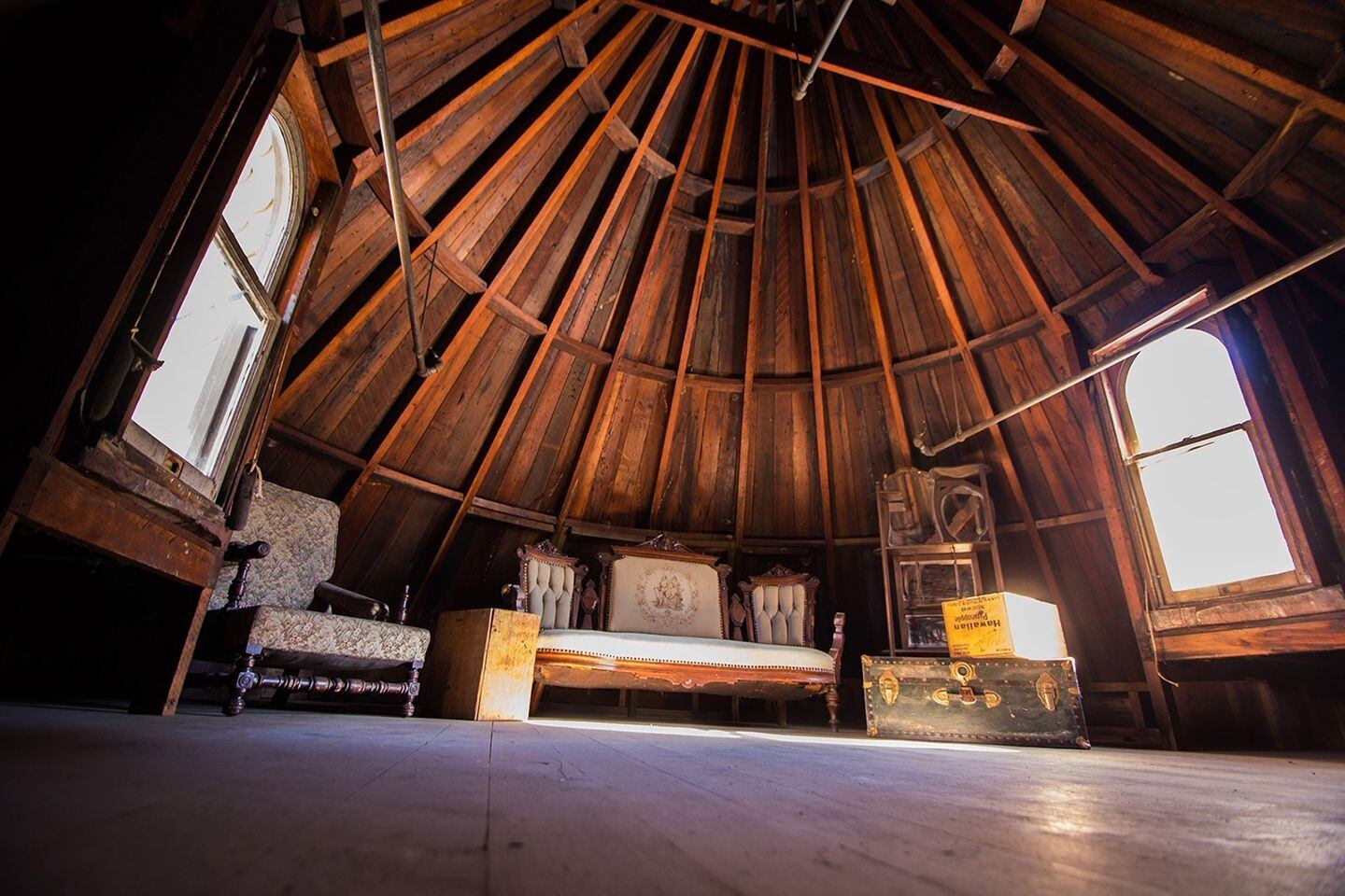 La mansión Winchester en San José, California, es famosa por su diseño laberíntico y sus puertas que no llevan a ningún lado (Winchester Mystery House)