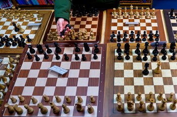 Un empleado coloca las fichas