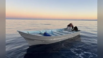 Marina intercepta embarcación en Ensenada con ocho personas que presuntamente serían trasladadas ilegalmente a EEUU