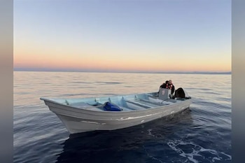 Elementos de la Marina interceptaron una embarcación tipo panga en aguas de Ensenada con ocho personas a bordo. (X @michelleriveraa)