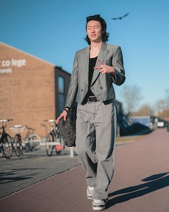 Sus elecciones street style incluyen blazers cortos, pantalones oversized y accesorios urbanos