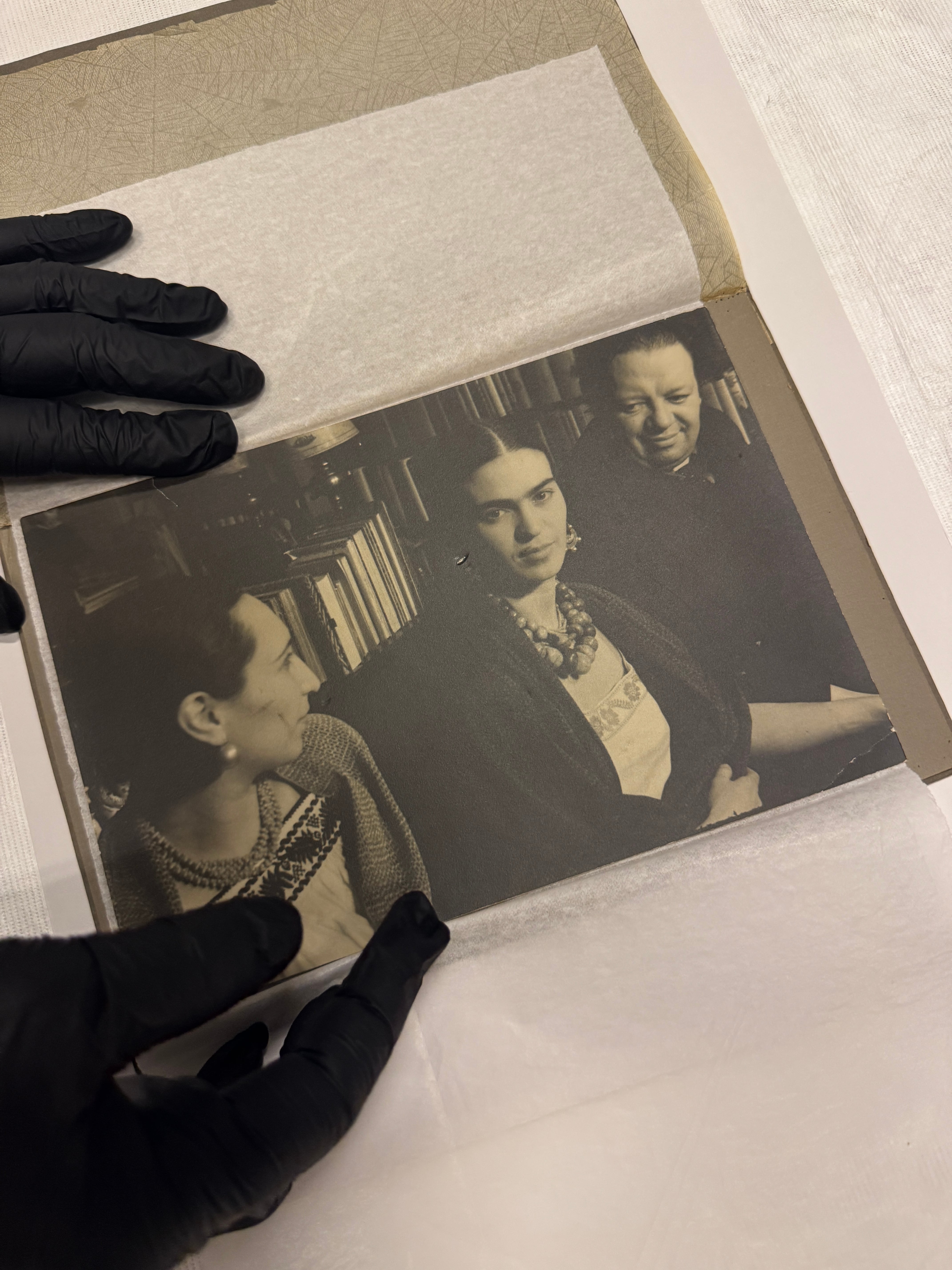 La exposición reúne más de 300 objetos originales de Frida Kahlo y se presenta por primera vez en Sudamérica. (Malba Frida)