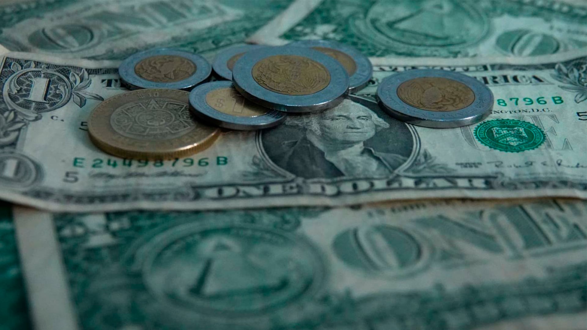 Dólar sigue sin recuperarse frente al peso al cierre de la semana navideña