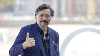 Carlos Bardem publica su séptima novela, 'Triángulo': "Estoy absolutamente seguro de que PP y Vox no van a gobernar"