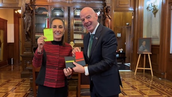 Gianni Infantino regala a Claudia Sheinbaum una tarjeta roja por si alguien se "porta mal"