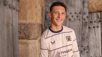 Oliver Sonne dio a conocer una equipación especial del Burnley que ha generado éxito en Inglaterra: “Nuestro hombre de Perú”