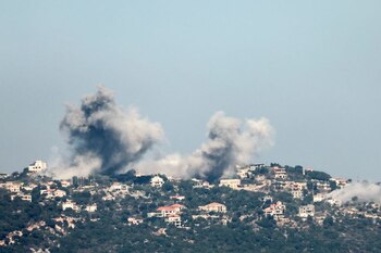 El humo ondea sobre el sur del Líbano, en medio de las hostilidades transfronterizas entre Hezbollah y las fuerzas israelíes (REUTERS/Karamallah Daher)