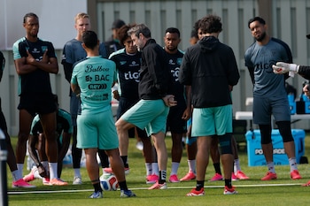 El seleccionador de Panamá, Thomas Christiansen (c), dirige un entrenamiento en el complejo deportivo de Nottawasaga, en Ontario (Canadá). EFE/Bienvenido Velasco