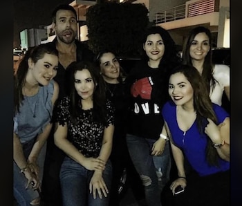 Ana María Zambada junto a Modesta Zambada Niebla, otra hija de El Mayo. En la foto también aparece el actor Rafael Amaya. (Capturas de pantalla)