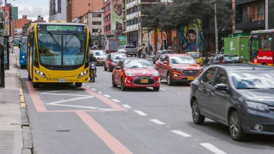 El concejal recordó que en la carrera séptima los comparendos C14 pasaron de 11 en mayo de 2025 a 168 en junio y pidió una regulación distrital clara para los carriles preferenciales - crédito Alcaldía de Bogotá