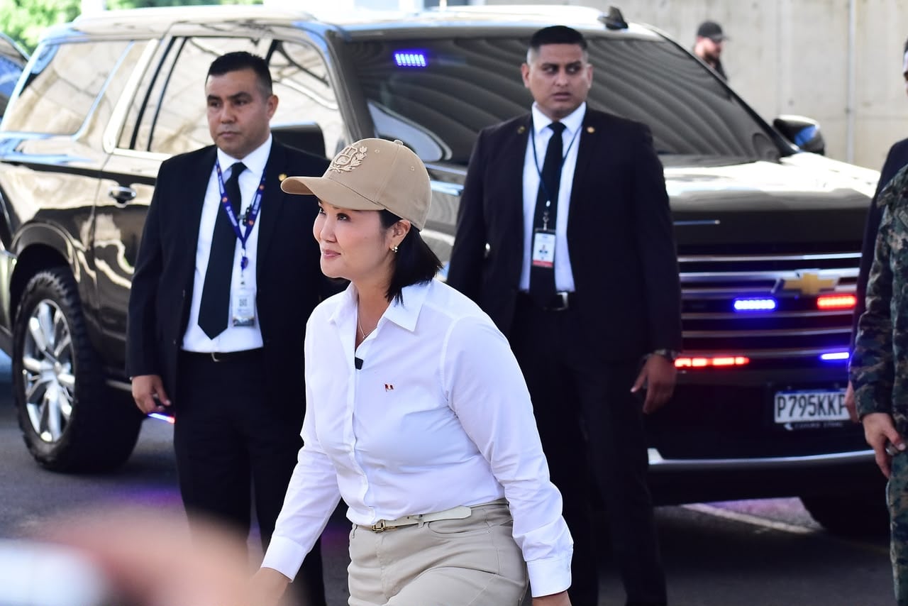 La presidenta de Perú, Keiko Fujimori, a su llegada a las instalaciones del Centro de Confinamiento del Terrorismo (CECOT) durante la visita oficial a El Salvador. Infobae Centroamérica/ Emerson del Cid.