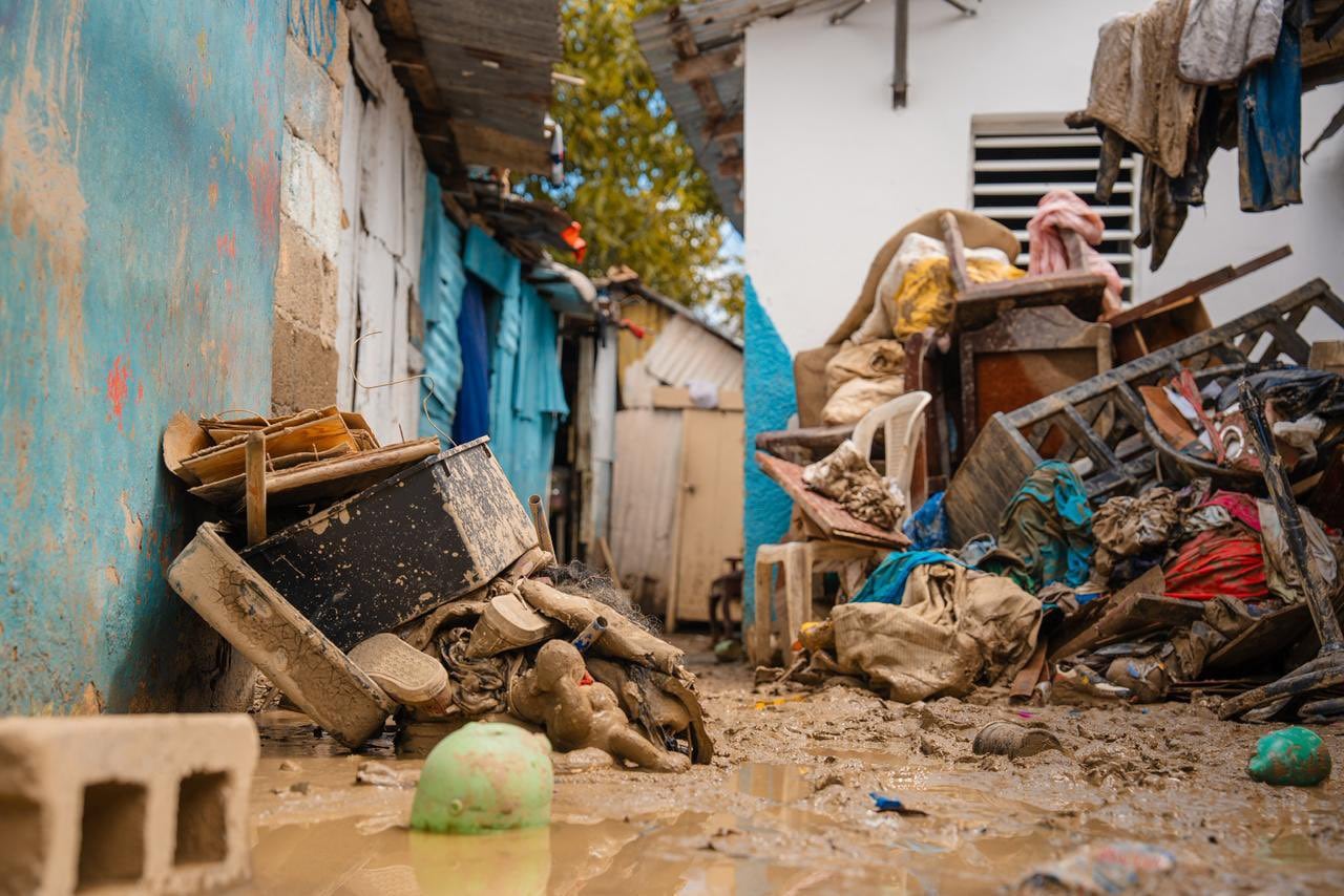 El desbordamiento del río Camú afecta al 95% de Villa Montellano, desplazando a más de 1.300 residentes y agravando la emergencia climática en República Dominicana. (Foto cortesía Ministerio de la Presidencia)