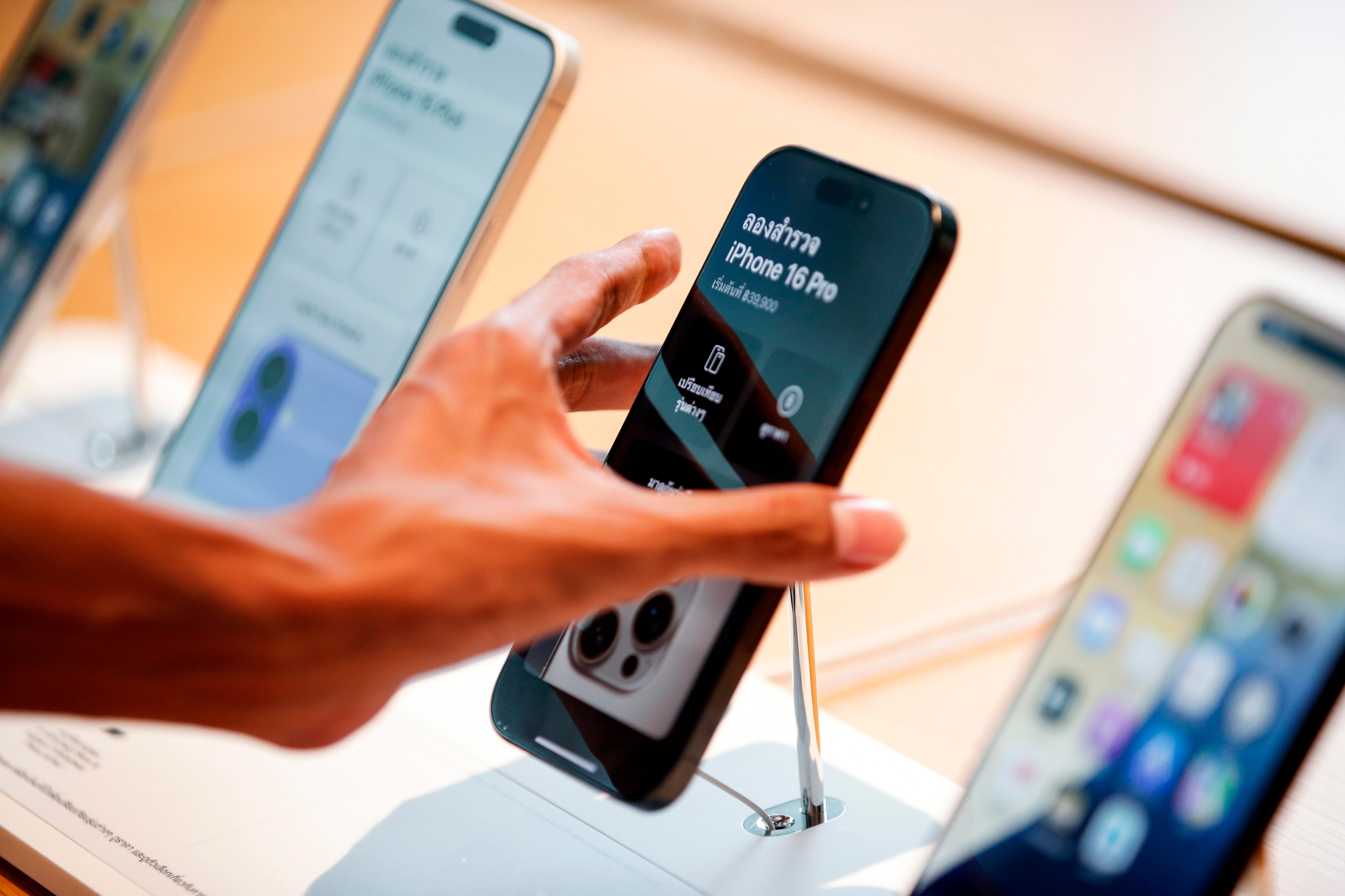 El iPhone 16 ofrece grabación de vídeo espacial, pantalla Super Retina XDR OLED y nuevos botones físicos para cámara y atajos.(EFE/EPA/RUNGROJ YONGRIT)