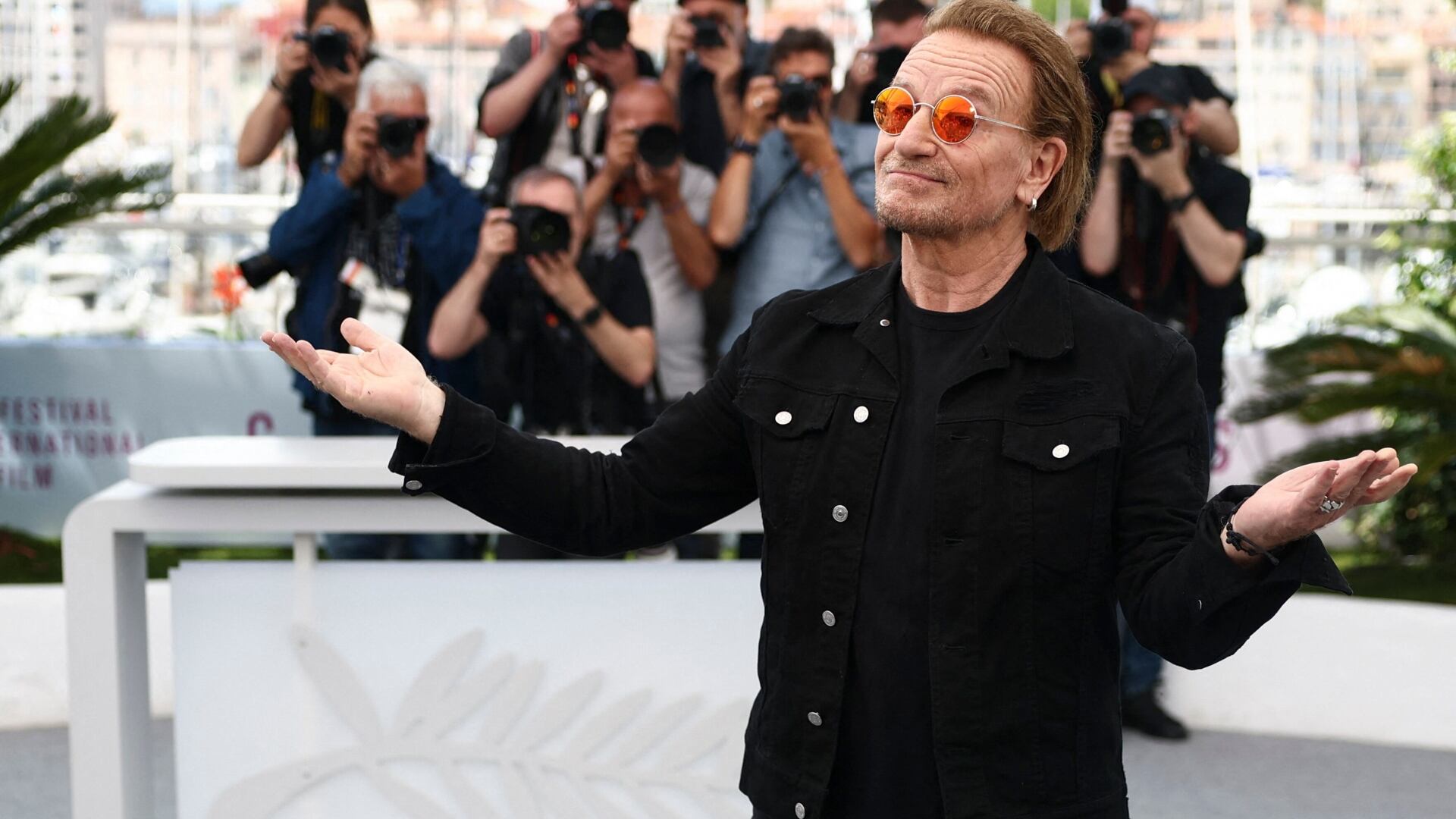 Bono se encuentra en una racha creativa en la que asegura que ya grabó un nuevo álbum con U2 (Foto: REUTERS/Sarah Meyssonnier)