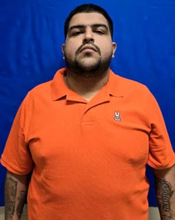 Un video captó la persecución y arresto de un presunto miembro del Cártel del Golfo en Río Grande City, Texas, quien transportaba a tres migrantes indocumentados y fue detenido tras intentar huir a pie. (@TxDPS)