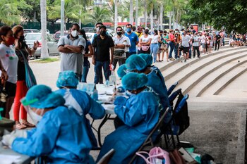 Varias personas acuden para realizarse