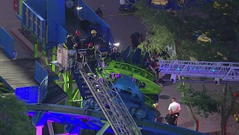 Quince niños y un adulto fueron rescatados después de que una atracción se atascara en el parque de diversiones Adventureland en Long Island