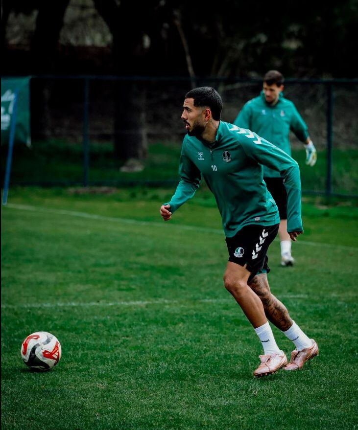 Sergio Peña continúa sumando minutos con Sakaryaspor en la Segunda División de Turquía. El empate reciente mantiene al equipo en la pelea por evitar el descenso a falta de ocho jornadas. (Facebook / Sakaryaspor)