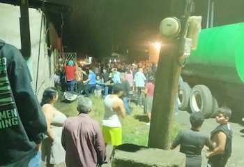 Bomberos y habitantes de la colonia Luis Manuel Galeano trabajaron contrarreloj para controlar el siniestro que consumió 150 quintales de tabaco.(Cortesía La Voz Norte).