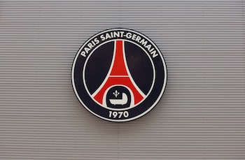 Fotografía de archivo del 12 de abril de 2011, en la que puede verse un logotipo del equipo francés de fútbol París Saint-Germain (PSG) en el estadio del Parque de los Príncipes en París. EFE/Ian Langsdon