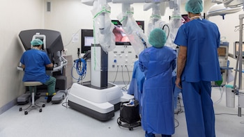 Un hospital de Barcelona utiliza cirugía robótica para tratar la apnea del sueño en una intervención compleja