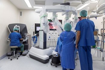 Los doctores Assumpta Ros y Domingo Graterol durante la intervención quirúrgica.