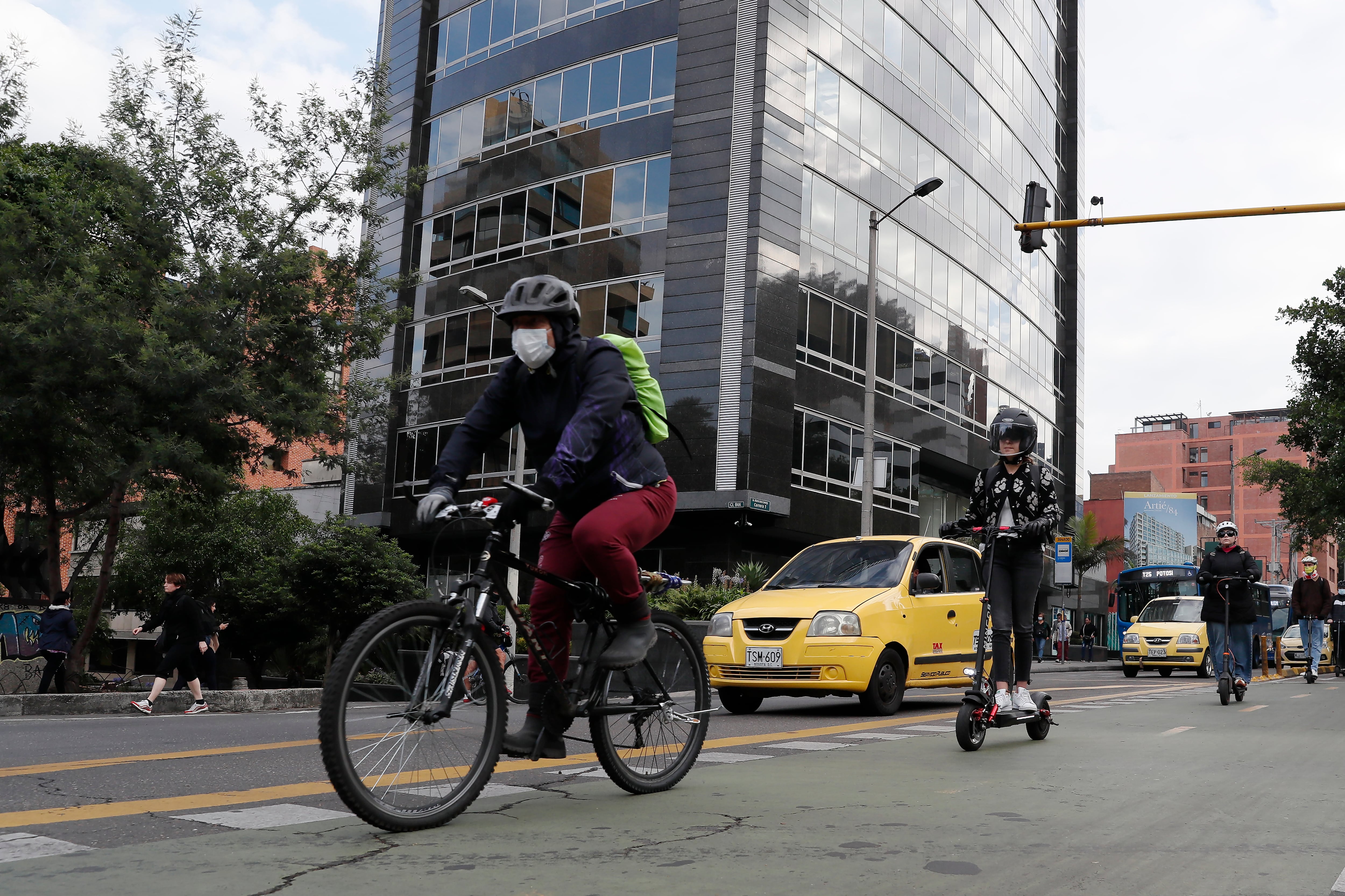 La regulación podría exigir identificación visible, frenos, luces y elementos reflectivos, además de requisitos adicionales para categorías de mayor riesgo - crédito Carlos Ortega/EFE