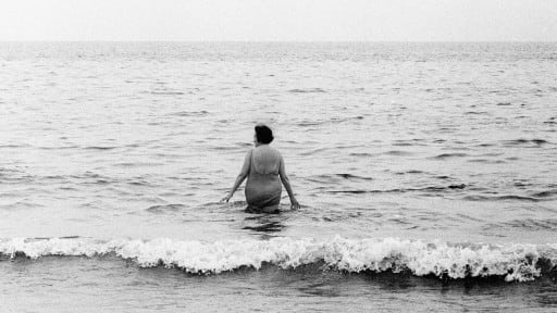 Entrando en el mar. Sitges, 1966 © Archivo Colita Fotografia