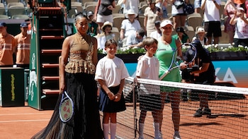 Naomi Osaka volvió a sorprender con un particular look en su debut de Roland Garros
