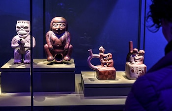 Un visitante recorre parte de