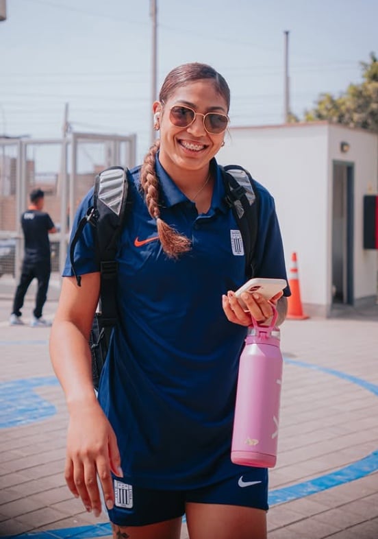 Las jugadoras de Alianza Lima ingresando al Polideportivo 'Lucha' Fuentes previo al duelo con Rebaza Acosta por la Liga Peruana de Vóley 2025/2026. - créditos: Alianza Lima vóley