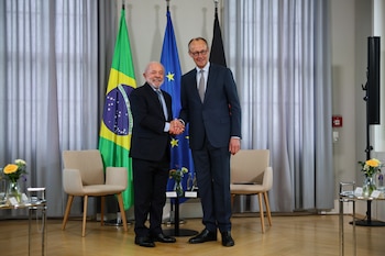 El canciller alemán Friedrich Merz (D) y el presidente brasileño Luiz Inacio Lula da Silva (I) se dan la mano al inicio de sus conversaciones en el Palacio de Herrenhausen en Hanover, Alemania, 19 de abril de 2026
EFE/EPA/HANNIBAL HANSCHKE / POOL