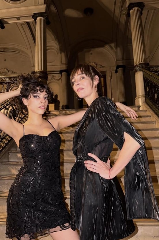 Paola Krum y su hija Eloísa el día de su graduación de la escuela secundaria (Instagram)