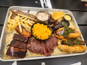 El menú incluye carne ahumada al estilo texano, cortes a la parrilla argentina, chorizo y pollo a las brasas.