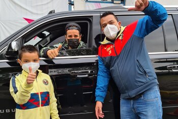 Guillermo Ochoa se toma fotos