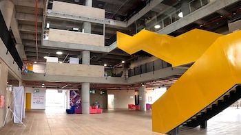 El moderno edificio universitario cuenta