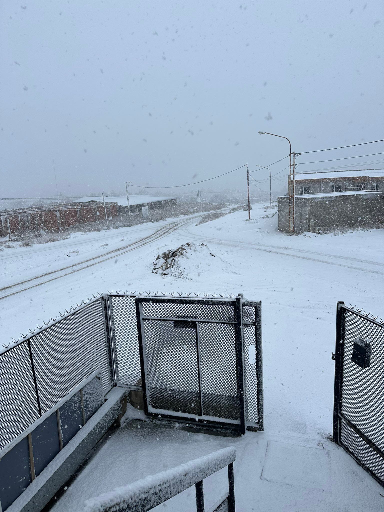 La acumulación de nieve Puerto Deseado, Santa Cruz, superó los 25 centímetros (Foto: Twitter @MartinDiFranco5)