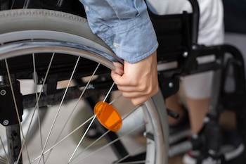 Una persona sentada en una silla de ruedas (Magnific)