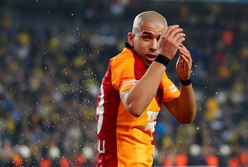 Sofiane Feghouli se protege de