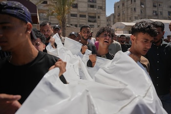 Dolientes cargan el cuerpo del palestino Abdullah Moussa, de 30 años, fallecido en un ataque aéreo israelí, durante su funeral en Jan Yunis, en la Franja de Gaza, el sábado 27 de junio de 2026
(AP Foto/Abdel Kareem Hana)