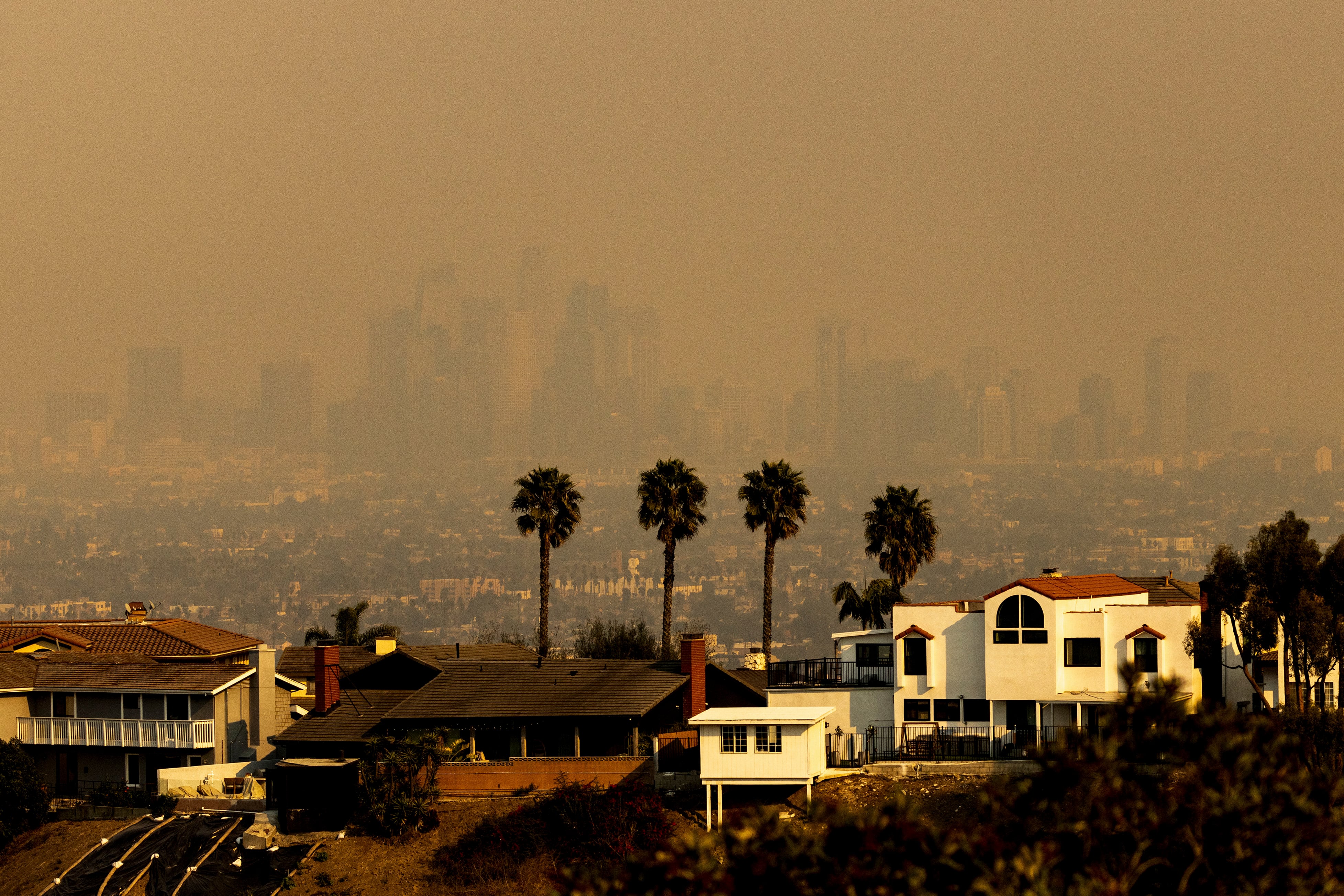 California concentró parte de los peores indicadores, con nueve ciudades entre las de menor calidad del aire por emisiones, tráfico vehicular e incendios forestales (AP Foto/Etienne Laurent)