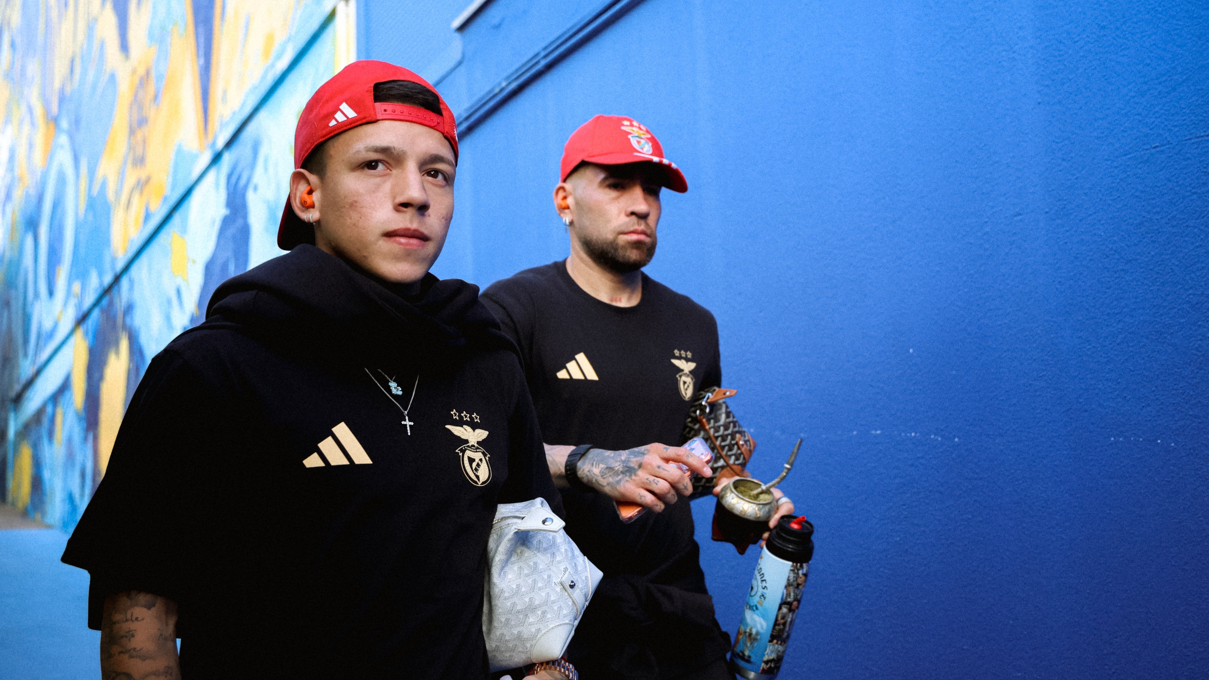 Los futbolistas argentinos Nicolás Otamendi y Gianluca Prestianni arriban al estadio para el enfrentamiento del Benfica contra Estoril en la última jornada de la Liga de Portugal. (@SLBenfica)