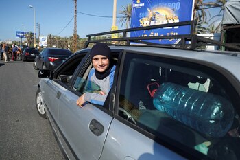 Una niña se asoma a