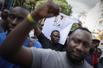 Migrantes protestaron contra la violencia policial tras la muerte de un senegalés en San Pablo