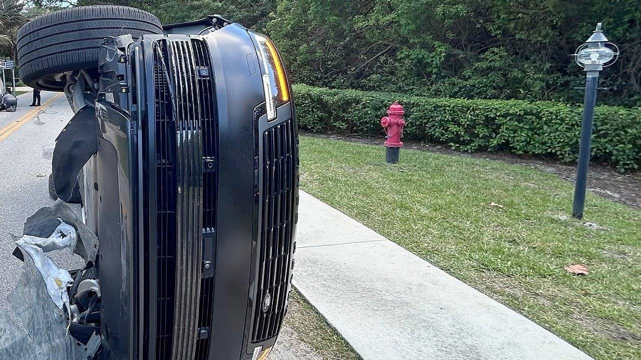 El putter icónico de Tiger Woods, con el que ganó 14 títulos mayores, es recuperado tras el siniestro, según las grabaciones publicadas por la policía y difundidas por medios estadounidenses. (Martin County Sheriff