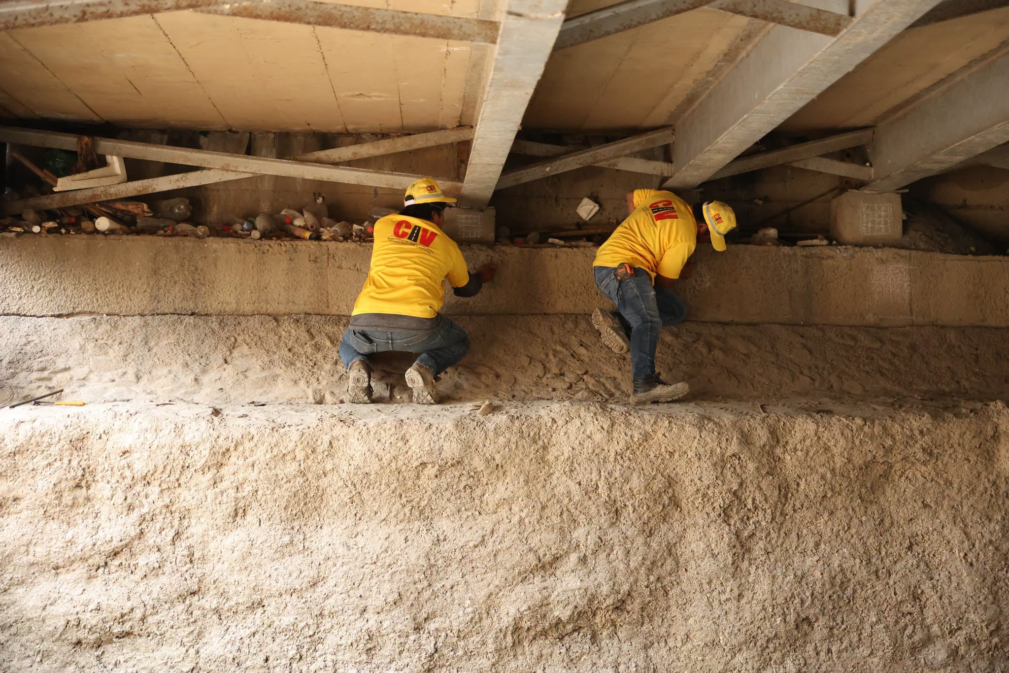 Las autoridades cerraron el paso vehicular sobre el puente que conecta Villa Hermosa I con Boca del Monte debido a la erosión hídrica, mientras que realizan remozamientos. (Conred)
